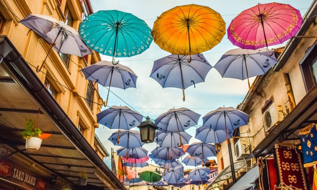Regenschirme fliegen am Himmel in Mazedonien