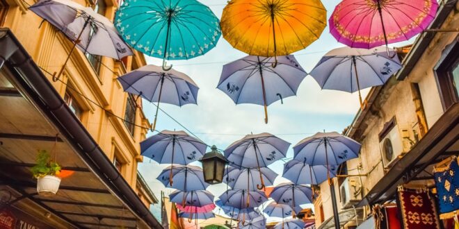 Regenschirme fliegen am Himmel in Mazedonien