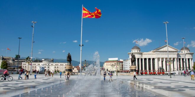 Die Hauptstadt Skopje mit der Nordmazedonischen Flagge